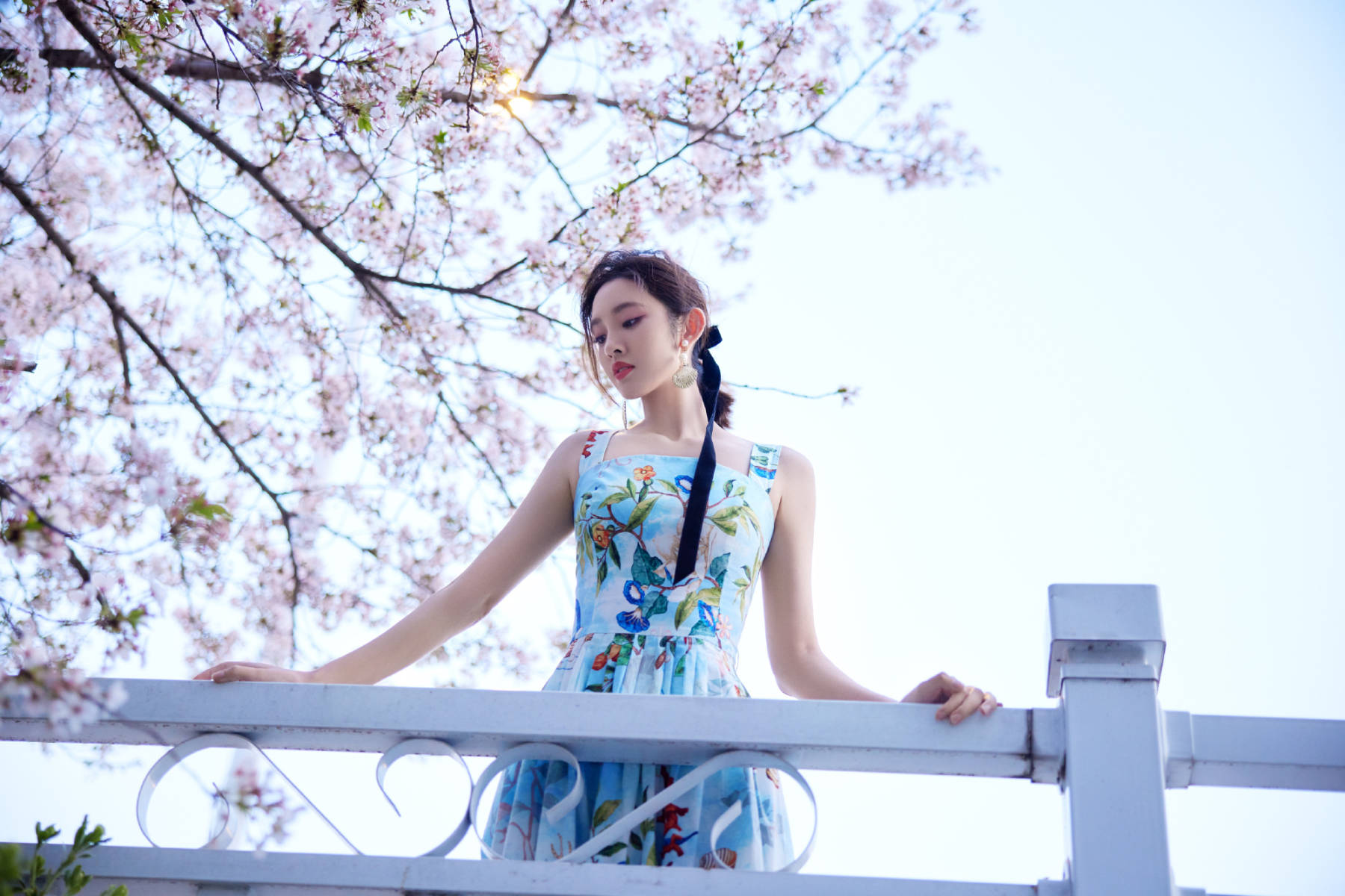 唐艺昕穿国风淡蓝色吊带裙樱花树下赏景笑容甜蜜