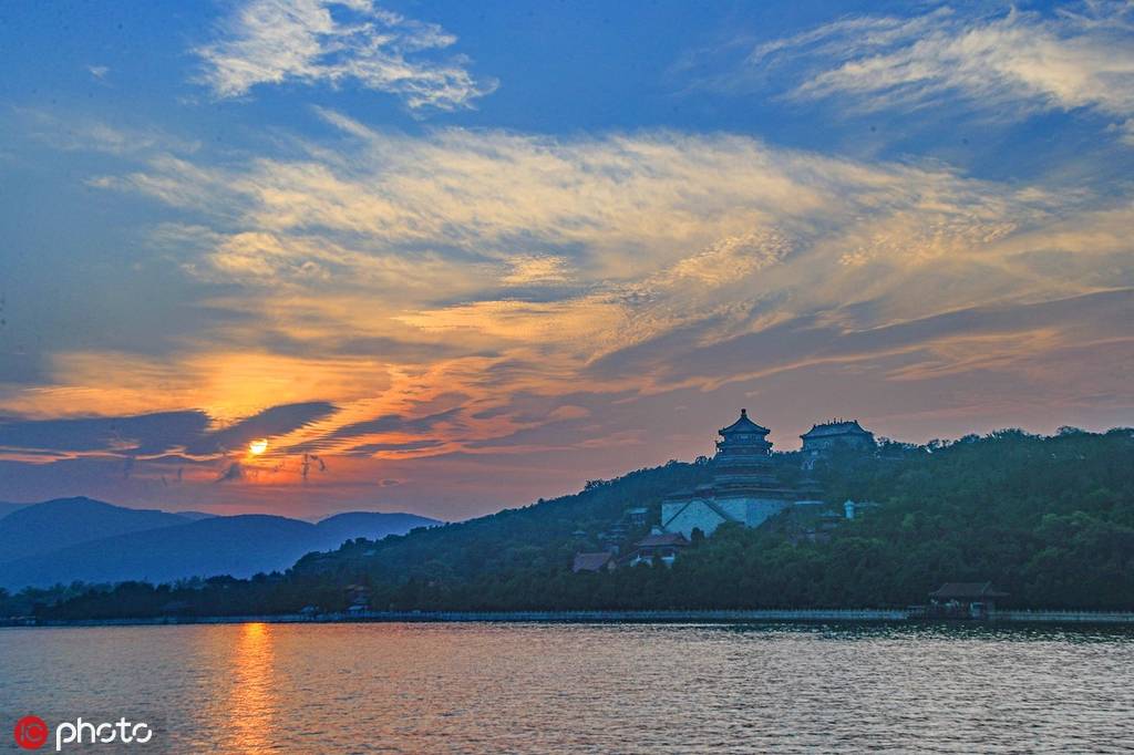 盛夏时节 北京颐和园昆明湖晚霞如画
