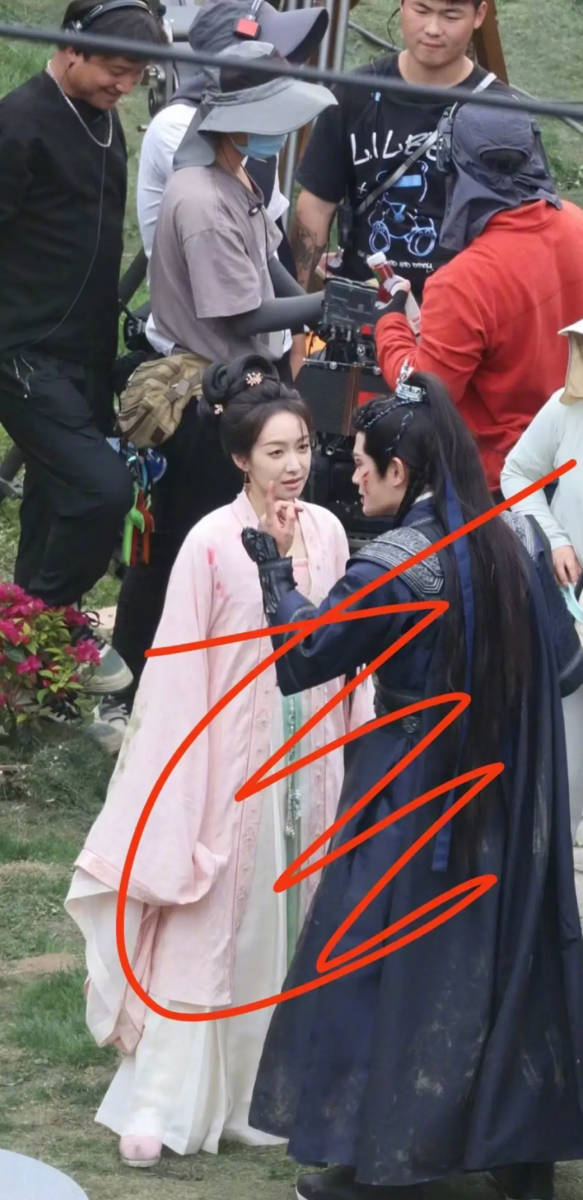 丁禹兮宋茜新剧公主抱互相对视温柔眼神拉丝