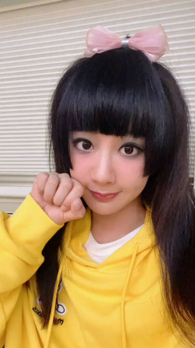 杨紫晒公主切发型自拍复古俏皮梦回千禧年