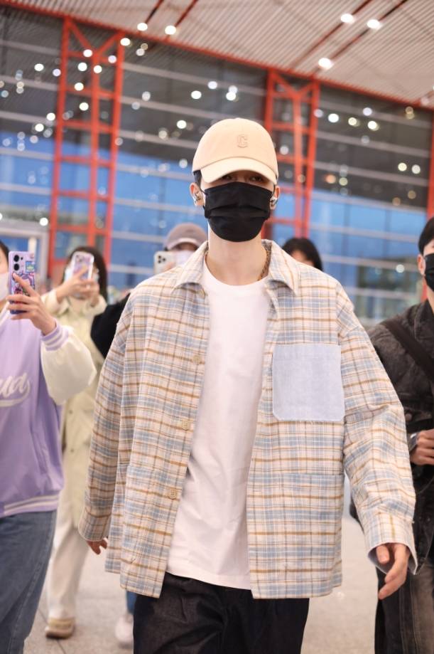 朱正廷格子衬衫搭配宽松裤装干净明媚帅气迷人