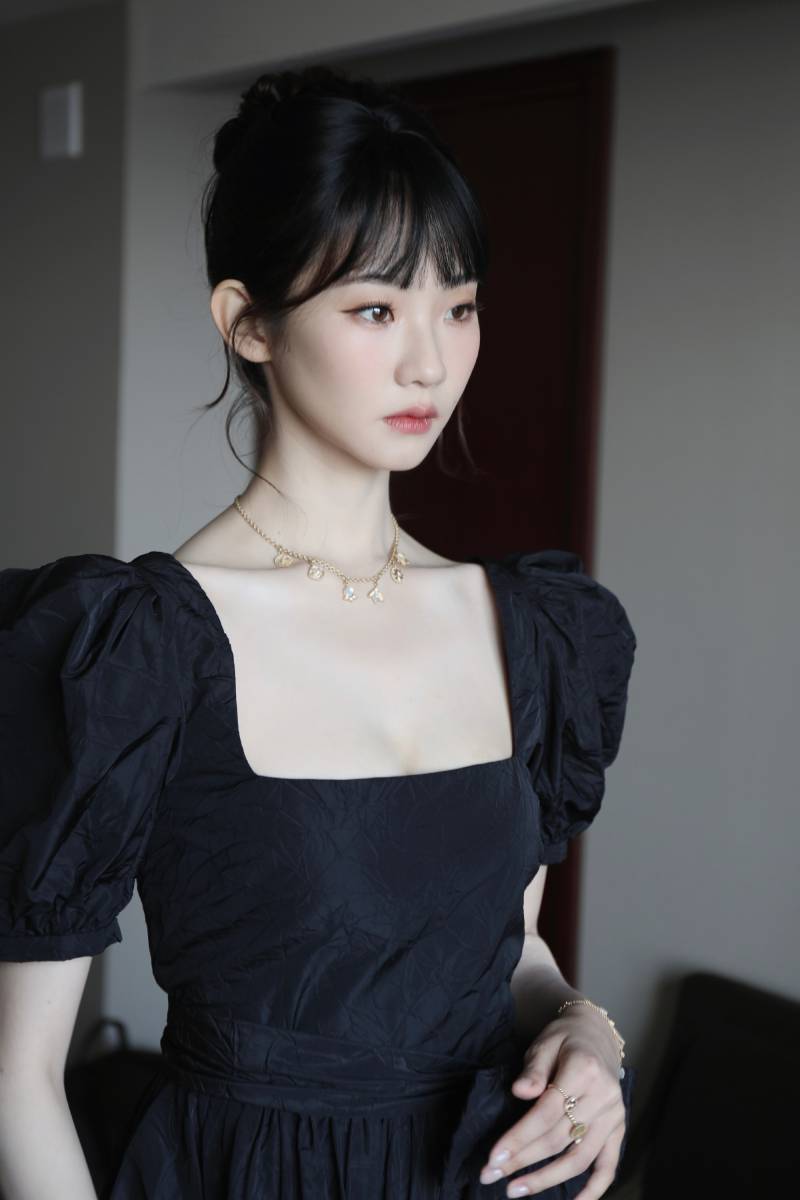 张艺凡穿黑色赫本裙扎丸子头大气明艳似黑天鹅