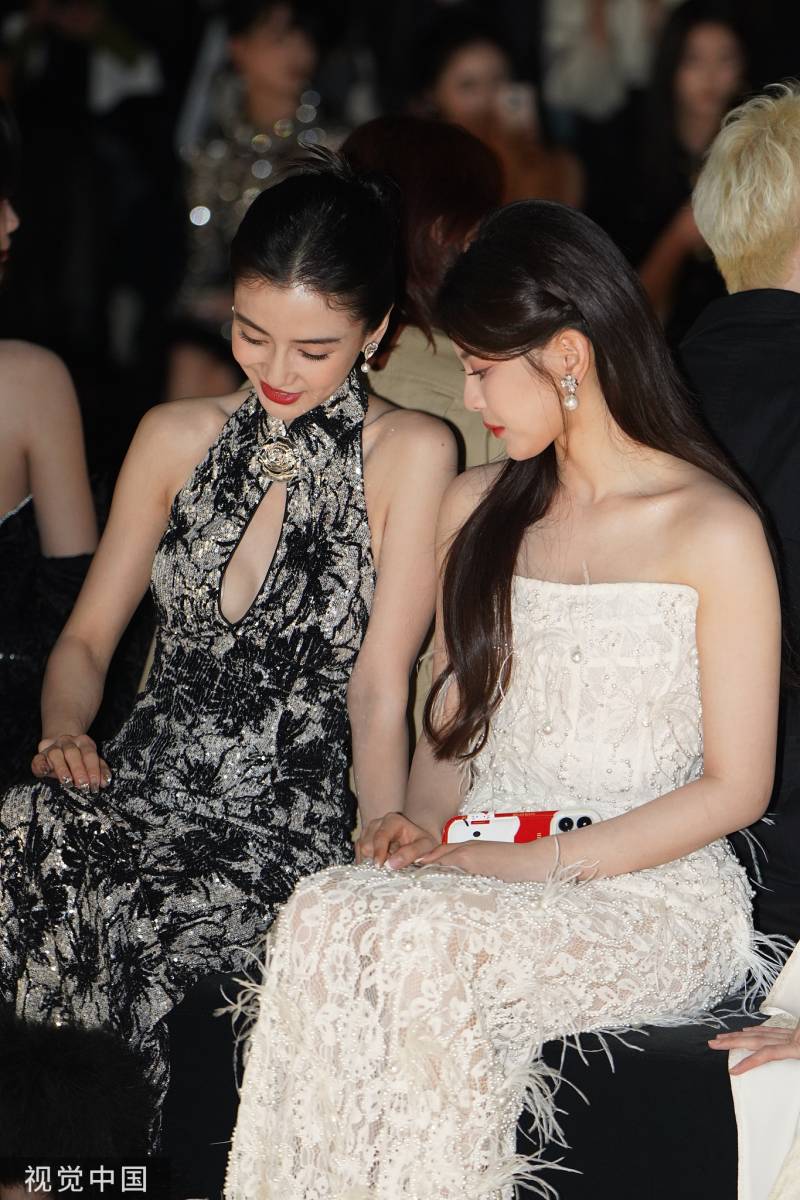 杨颖杨超越同框看秀 挽手热聊关系亲密