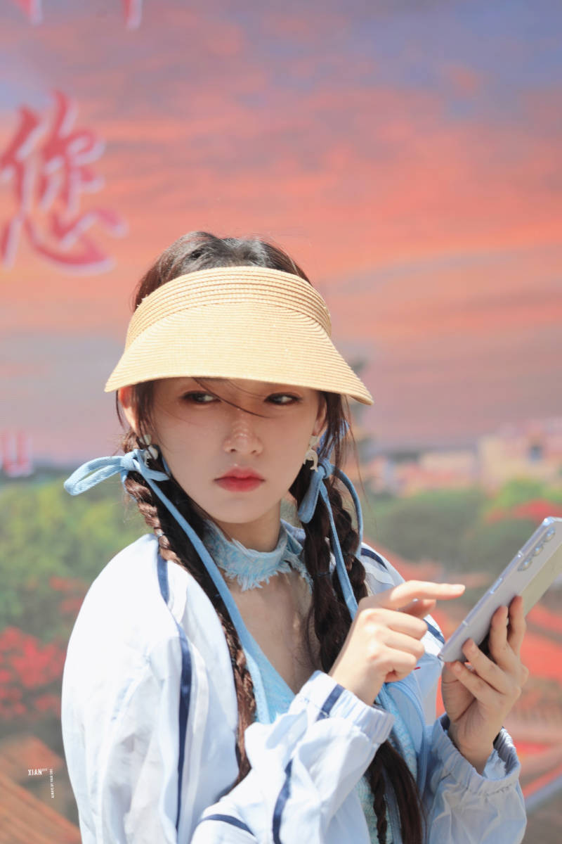 程潇双麻花编发可爱清纯 蓝色吊带尽显曼妙曲线