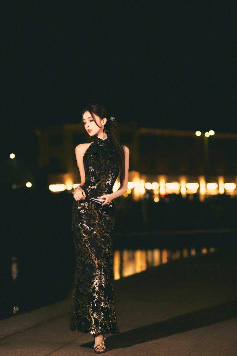 古力娜扎米兰新中式大片身材婀娜韵味十足