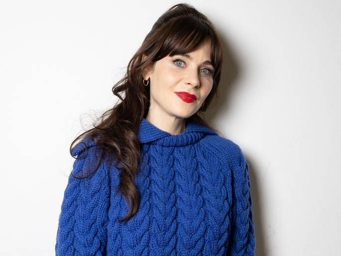 佐伊丹斯切尔抵达2024秋冬巴黎时装周patou秀场