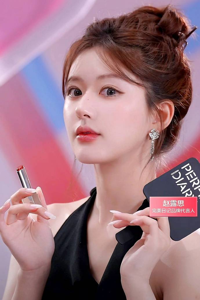 粉嫩粉嫩的赵露思 代言完美日记