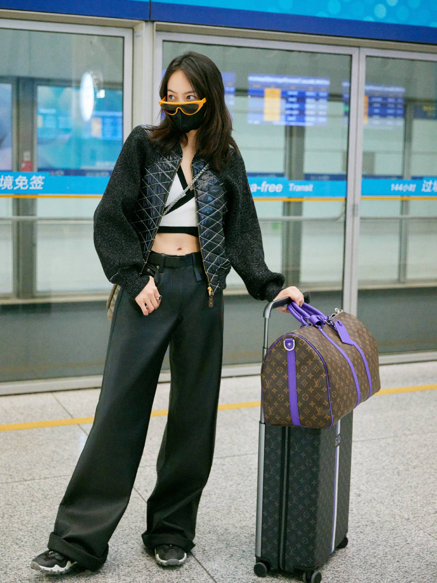 宋茜露脐装配皮裤潮流时尚大方秀出好身材