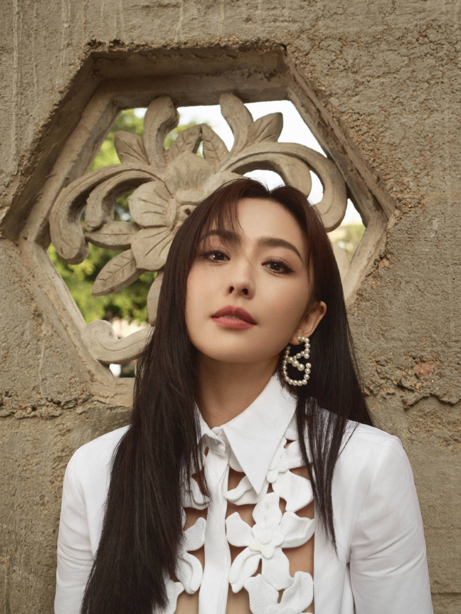 佟丽娅身穿白色镂空初恋裙搭配大耳饰张扬迷人