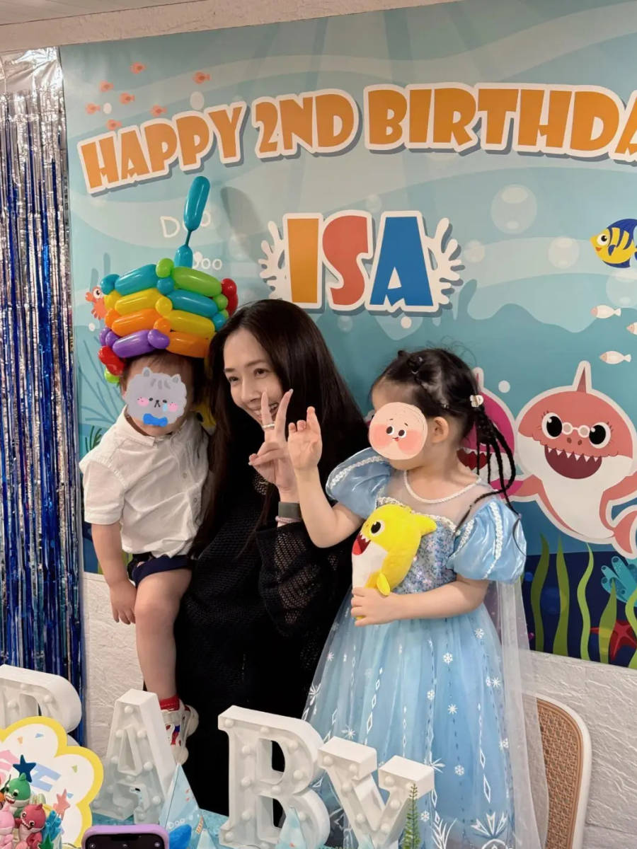郭碧婷为儿子办生日派对 单手抱娃素颜出镜状态佳