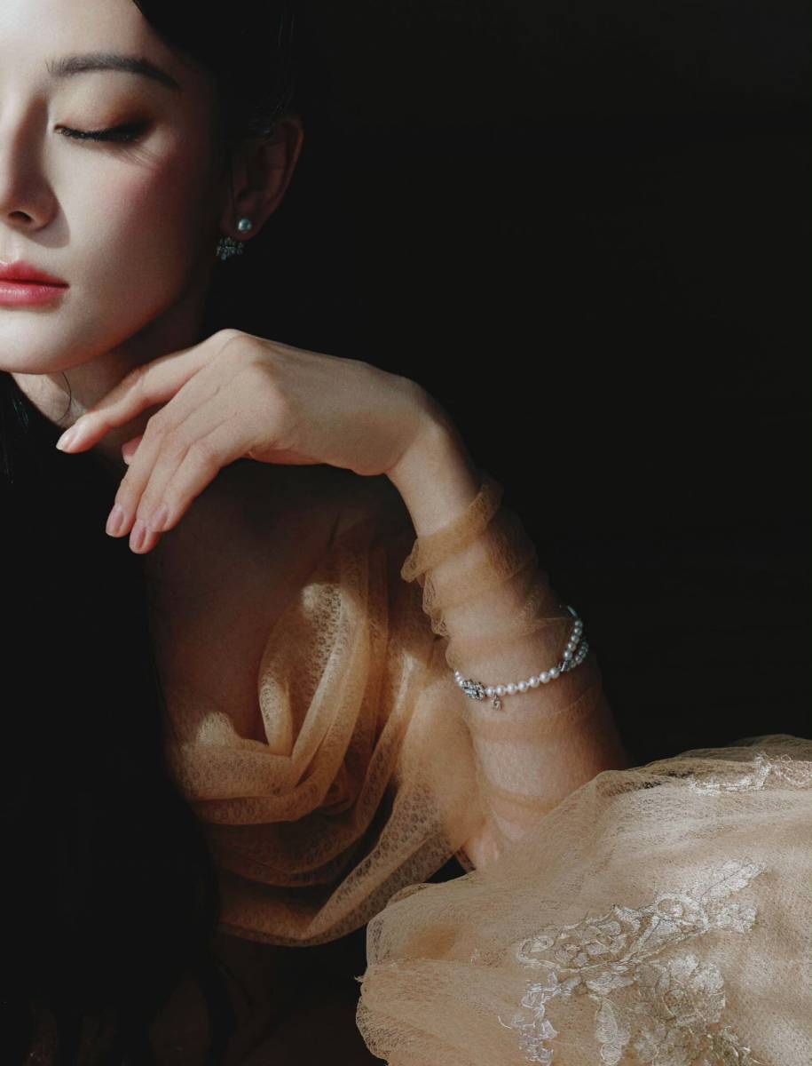 迪丽热巴金色长裙造型:优雅唯美女神!