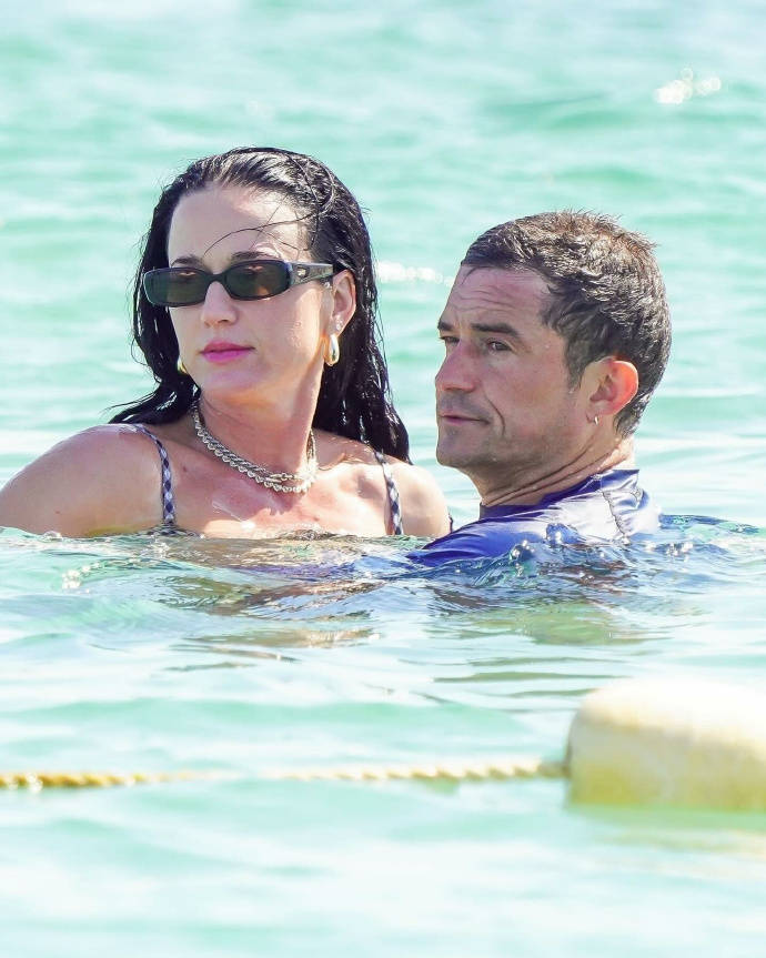 水果姐穿格纹泳装秀身材 和男伴海边度假欢乐甜蜜