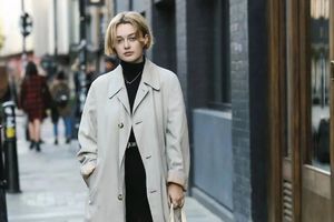 保时捷行驶中突发自燃：车身被大火烧成剩框架 