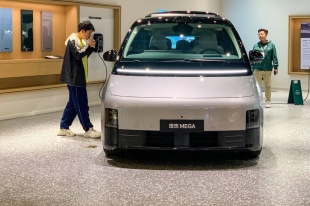 小鹏汽车"失血"百亿,何小鹏何以对抗余承东?6494件!