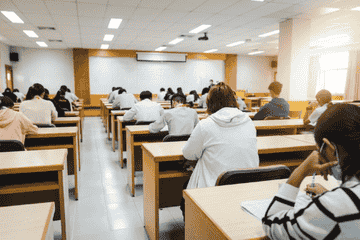 考研名师何凯文被质疑英语成绩造假 文都教育：暂停一切合作