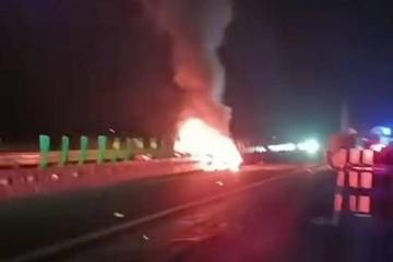 小米SU7被曝在高速上碰撞后爆燃致人伤亡 官