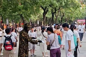 西安大唐不夜城遇到“拍照刺客”：以为是互动、等拍完了要钱