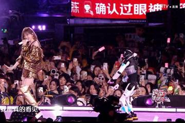 能文能武！智元机器人天团与王心凌王鹤棣同台炸场跨晚