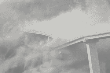 四川阿坝红旗桥发生垮塌：现场腾起巨大烟尘 大桥今年才建成