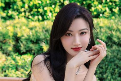 购买的阿迪达斯羽绒服由雪中飞代工 客服回应：