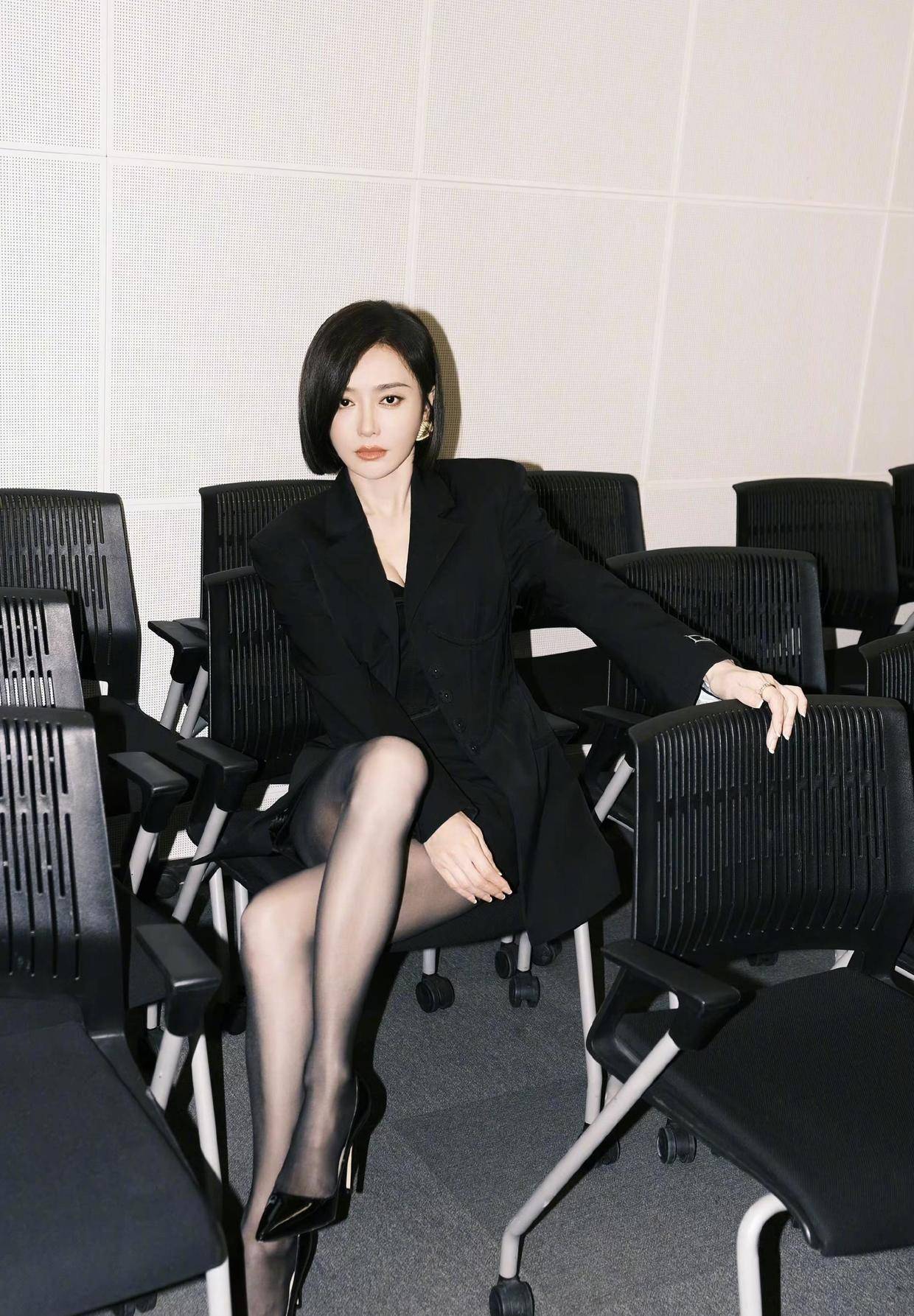 秦岚把西装玩出了新穿法,配丝袜高跟鞋秀大长腿,谁看了不羡慕?