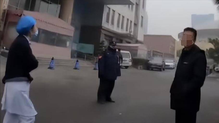 狂傲女护士和外卖员发生冲突骂对方是“社会底层”，这次怂了
