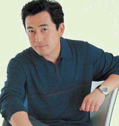 老戏骨王志飞:为张歆艺分手发妻,闪婚小15岁演员,如今生活幸福_李健