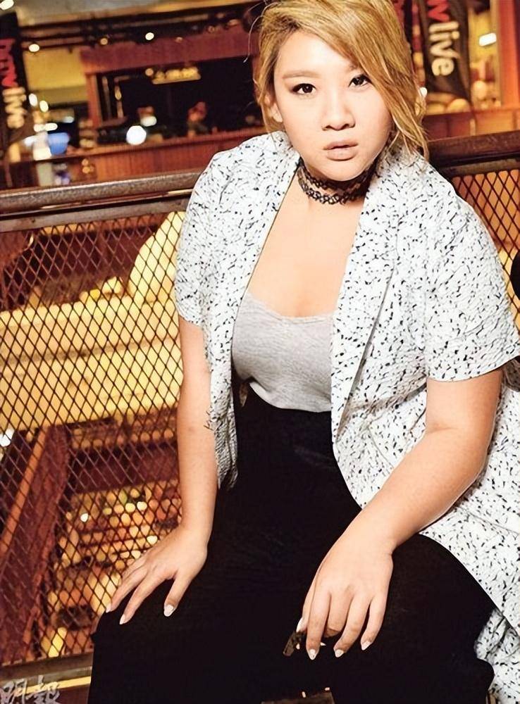 为男友挥霍完母亲的遗产,生父却对她不闻不问,郑欣宜的现状凄惨