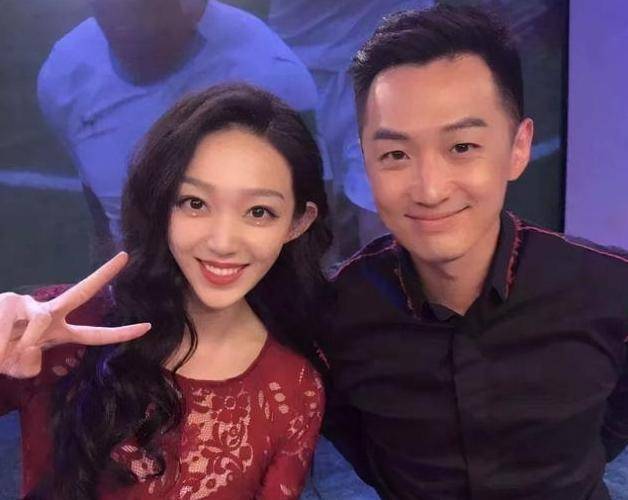 央视知名主持人舒冬,隐婚5年生活低调,妻子是身为演员的她_倪萍_刘青