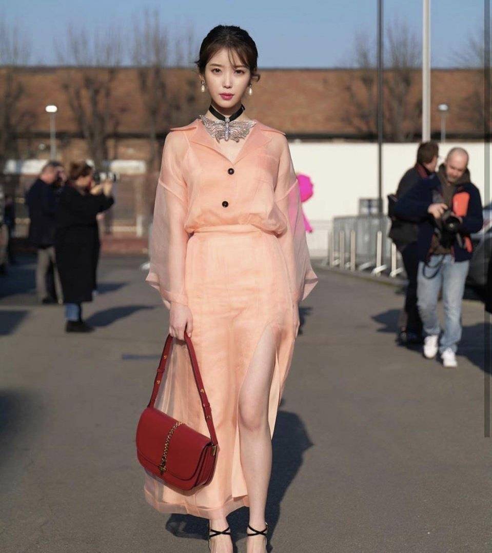 iu隐隐约约秀身材,穿粉色薄纱套装,少女得太心机了!_时尚_黑色_设计