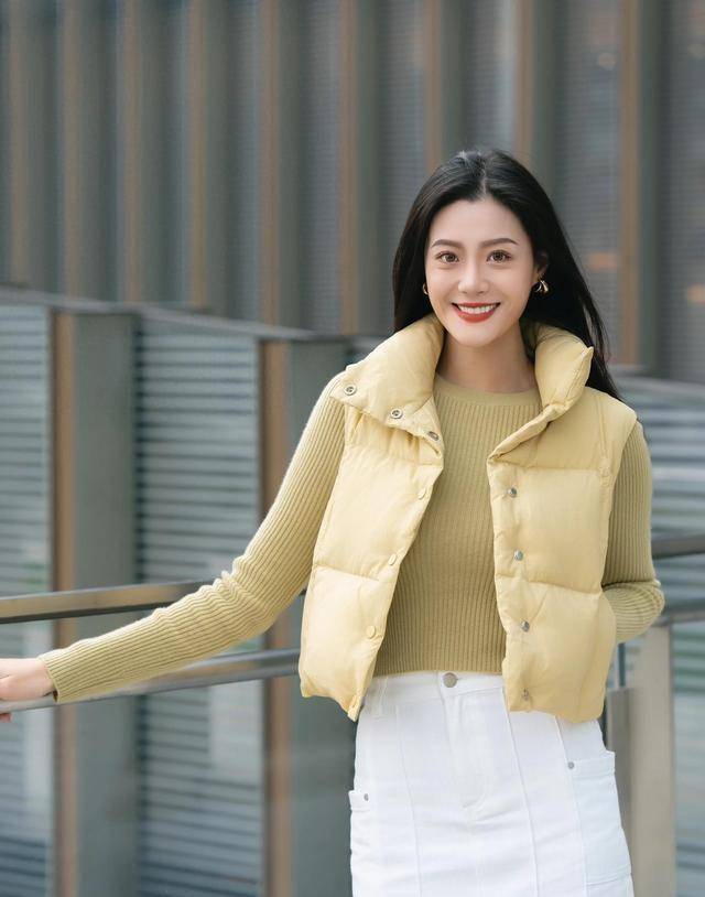 女生建筑背景姿势