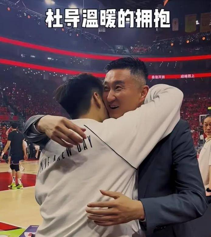 易建联球衣退役,看两人见面反应秒懂_周鹏_1_cba
