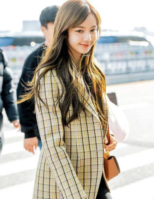 lisa摆脱"铁刘海",露额头美出新高度,难怪蔡徐坤特别照顾她_时候_都会