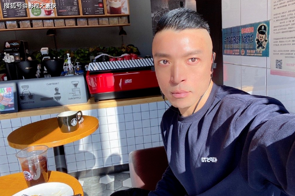 孙飞燕(张倩饰)黄天霸的老婆,没主见没文化,贪婪心很重,被不老丸迷惑