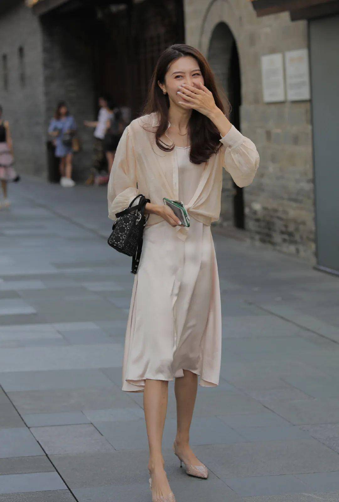 端庄洋气的穿搭,绸缎连衣裙加尖头高跟鞋,简约又唯美_女生_衣服_时尚