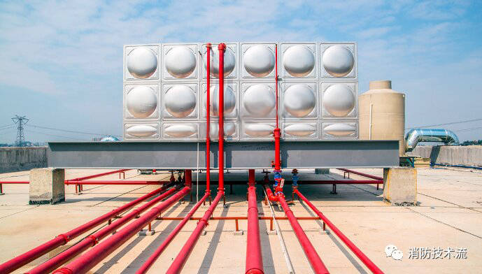 在其所服务的水灭火设施的最高处(屋顶),那就称呼它为高位消防水箱