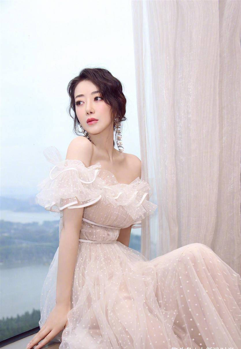 44岁陈紫函时尚犹存,身材比例依旧惊艳,穿连衣裙紧绷感服了!