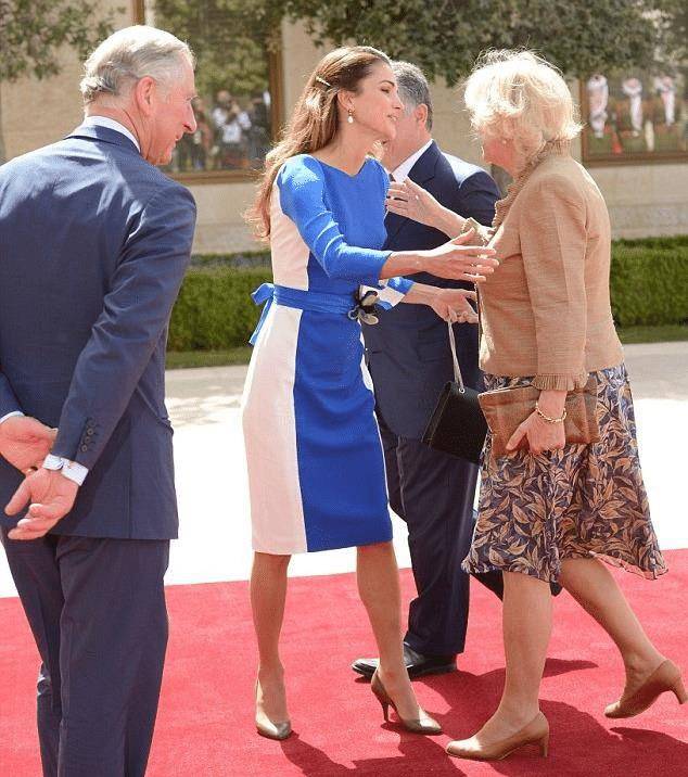 于是赶快搀扶了一下,两个人又行了贴面礼,够给卡米拉面子了!