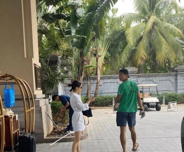 王子文吴永恩购物时被偶遇,两人是否做戏,男方的举动显然易见