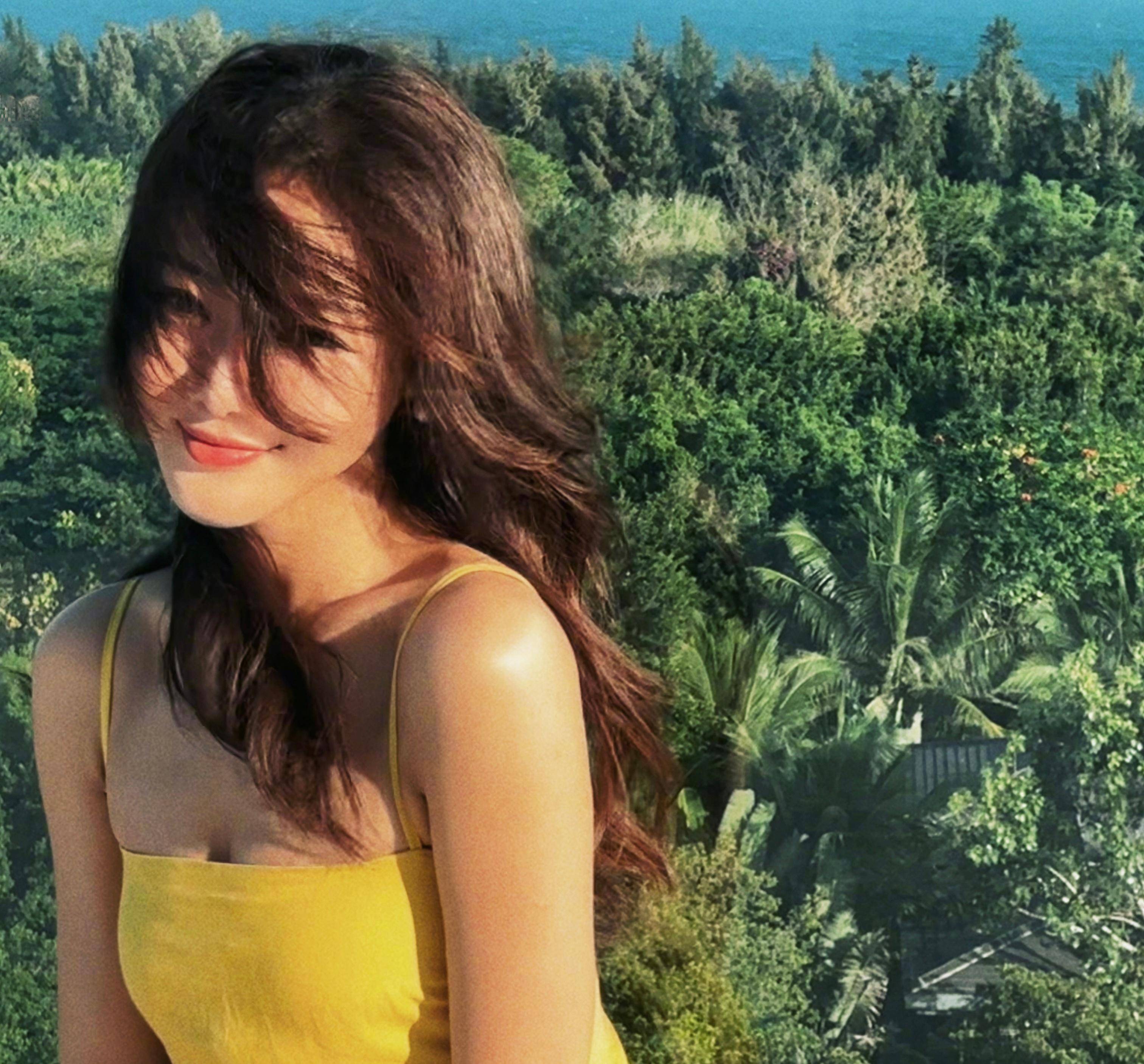 邓家佳分享营业照,黄色吊带裙,长卷发随风飘扬,肌肤晒成小麦色_娱乐