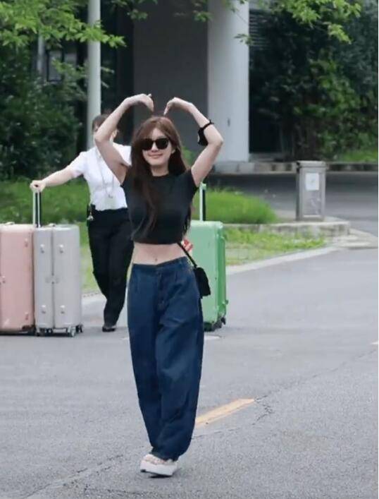 我一直不相信赵露思的体重只有80斤,但是看到他下班后的照片,我敢肯定