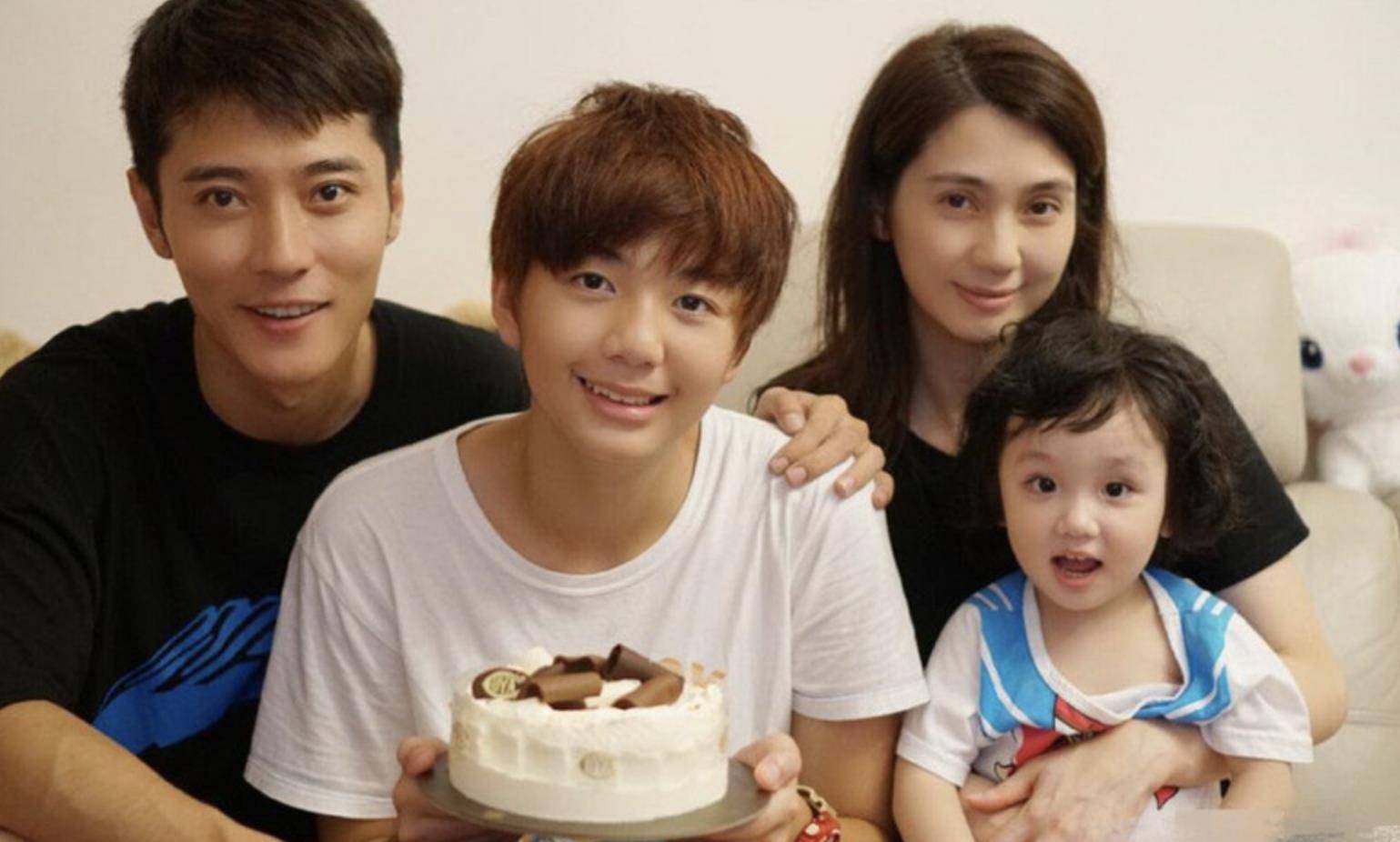 张丹峰和洪欣的10岁女儿好漂亮,小小年纪就继承了爸妈的高颜值_张晞彤