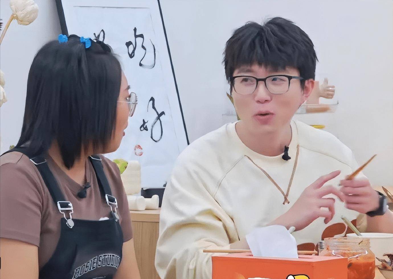 在综艺《毛雪汪》中毛不易,李雪琴,单依纯就坐在一起聊过.