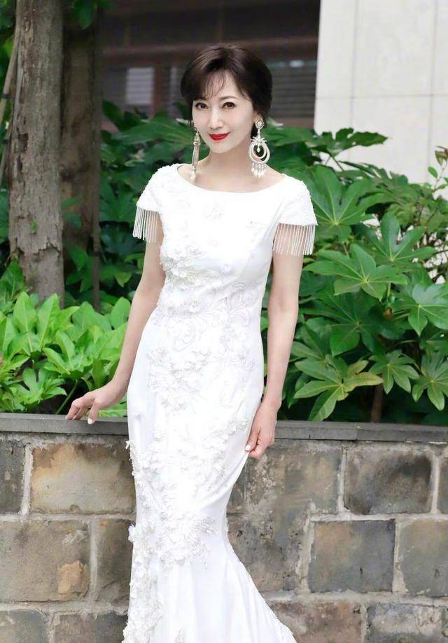 赵雅芝不服老,69岁仍穿露背装,你的身材比我的好!_服装_裙子_风格