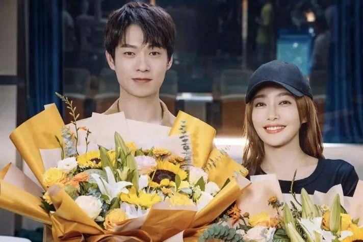 秦岚在某一节目中被问及关于与魏大勋恋情时,她表示就是大家看到的