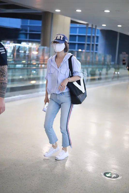 马伊琍出国旅游更轻松!我不在乎在表演时穿一件镂空衬衫并露出内衣?