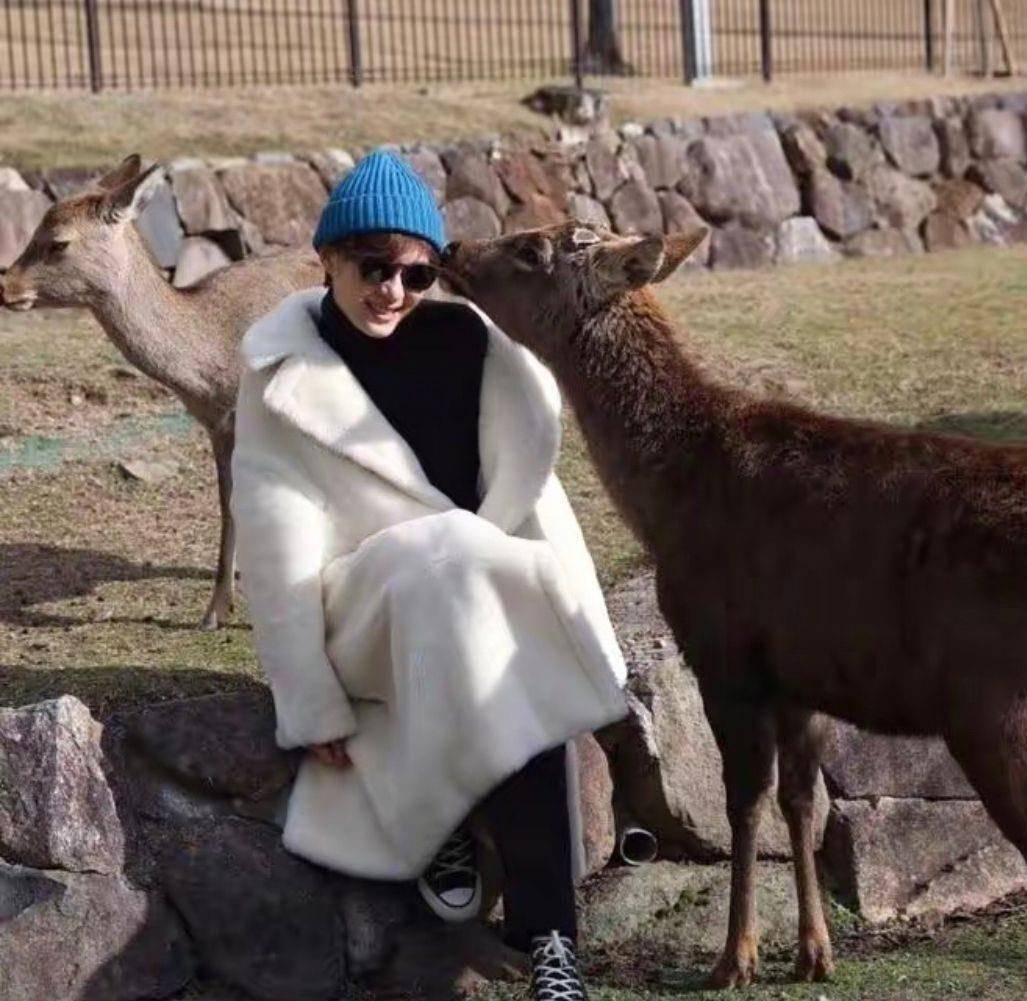 孙俪气质真好,穿毛绒大衣也不显臃肿,就是光脚穿高跟看着有点冷_外套