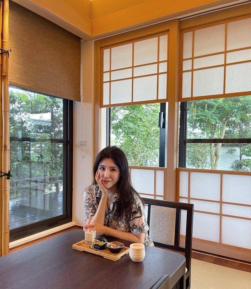 r主唱是泰山集团千金,她家公司市值超过300亿_家庭_背景_钟欣凌