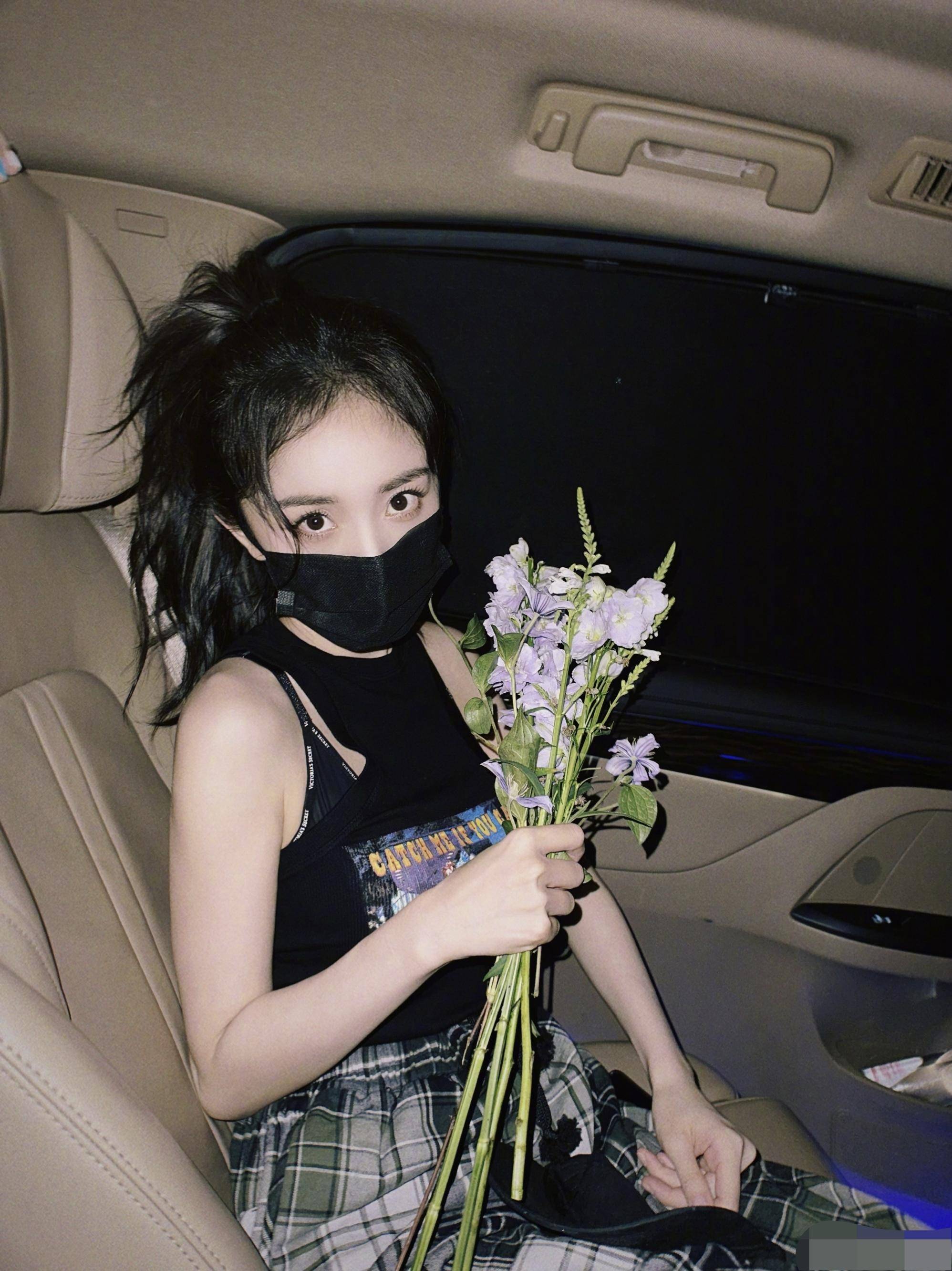 prada捅了劣迹艺人的窝,网友喊话"杨幂快跑"_蔡徐坤_品牌_合作