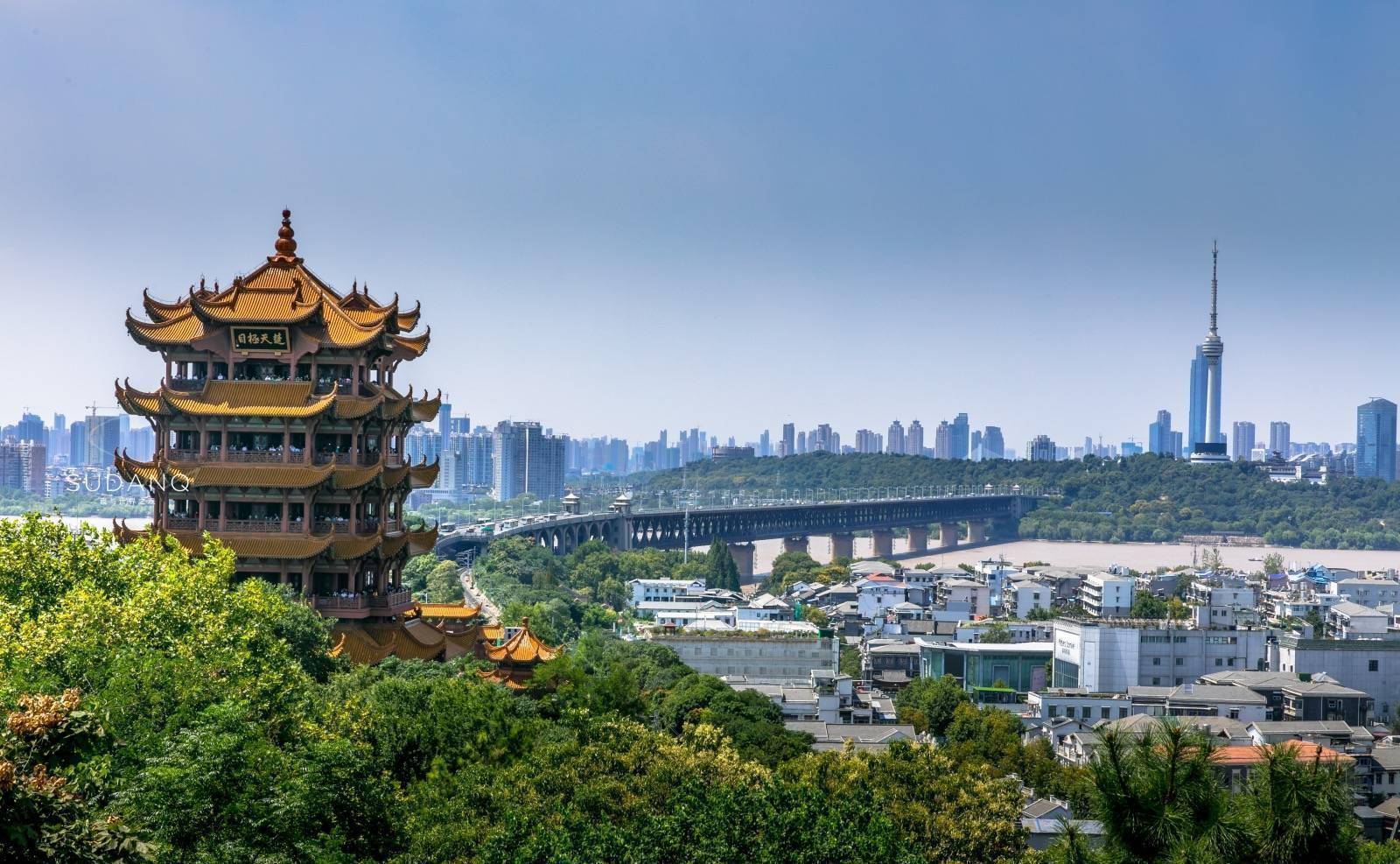 其中,1400米长的两道街给我留下了深刻的印象.武昌是武汉三镇之一.